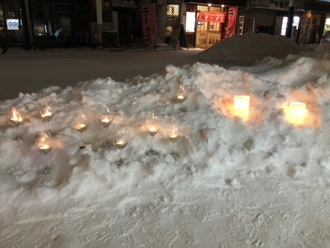 店頭のキャンドル点灯風景「雪まつりを見に東京からお越しの姉妹☆」