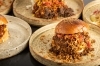 限定感たっぷり！フライドオニオンたっぷり鹿肉バーガー登場 | EBIJIN