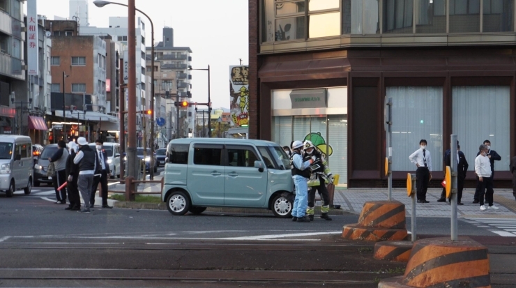 「午後5時50分・駅前で事故！大通り通行止め」