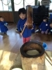 一人で持てたよ♪力持ち！「１９日におもちつき会をしました！臼に入ったお餅を一人ひとり杵を持ってぺったんこしました☆」