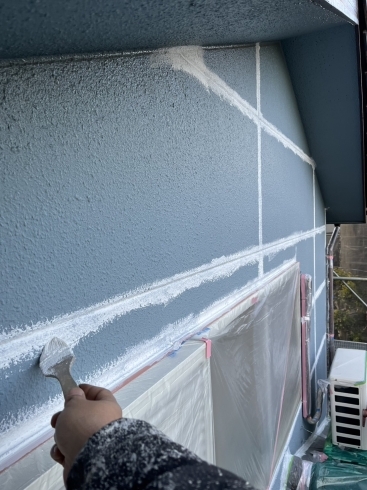 外壁塗装　フィラー刷り込み「作新建装　今週の施工」