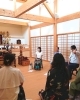 木のぬくもりのある本堂で行います「3月親あるあいだの語らいカフェin上行寺」