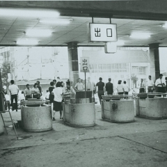 昭和42年の船橋駅改札　改札ボックスで駅員が切符を確認していました