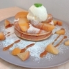 キャラメルりんごパンケーキ（横から）「季節のパンケーキ」