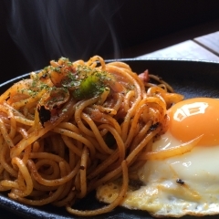 鉄板ソース焼きそば（薄焼き卵o目玉焼）