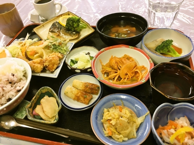 青い鳥 けやきの森 隠れ家的お婆ちゃん食堂 飾らない普段着の料理は 心から ホッ とするコスパ定食 まいぷれ編集室一押し 豊明 東郷 日進 長久手のおすすめランチ まいぷれ 豊明 東郷 日進 長久手