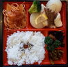 「明日の日替り弁当は鶏のピザ風」