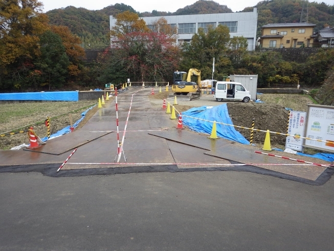 重機やダンプが通るので鉄板を敷きます。「仮設道路の設置状況」