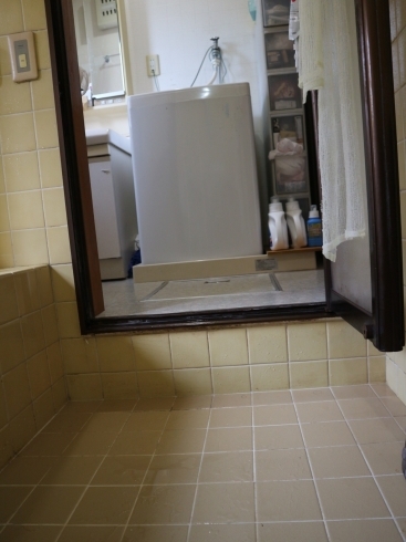 ドア下の段差やタイルのお手入れも大変とのこと。「【リフォーム事例紹介】鴻巣市のK様邸にて水回りリフォームを！浴室と給湯器交換を実施」