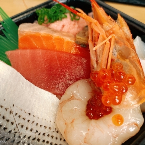 町田市森野 お持ち帰り専門の海鮮丼 海の宝石箱 丼丸 で町田丼 町田市森野 お持ち帰り専門の海鮮丼 海の宝石箱 丼丸 で町田丼