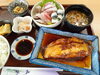 カレイの煮付け＋刺身盛り合わせ定食2300円「本日女子会ランチ、人気メニュー」