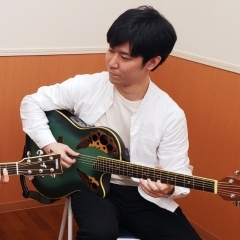 倉前 太郎 (ギター・ウクレレ)