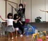 海の中を泳ぎながら探検中！3拍子の曲は平泳ぎで！「キャ〜！4歳ちゃんの南区吉祥院での『アンダー•ザ• シー』英語リトミックのレッスン【京都市南区＆下京区のピアノ•リトミック•英語リトミック教室】」