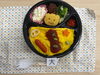 「本日の日替わり手作り弁当は10月最後の金曜日を飾る「ハロウィンオムライス」！手作り副菜とともに9時30分より販売いたします」