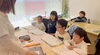 子供たちが鉛筆を走らせる集中した時間「2026年は「わかる・話せる」英語へ！手作り教材で実用英語力アップ」