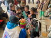 お菓子に夢中な子供たち「10/29は仮装して街に繰り出そう！ハロウィンダンスコンテスト開催」