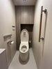 スッキリしているだけでなく、座り心地も良いです。安心してお勧めできるトイレです。「施工事例(トイレ工事）スタイリッシュなトイレに変身！」