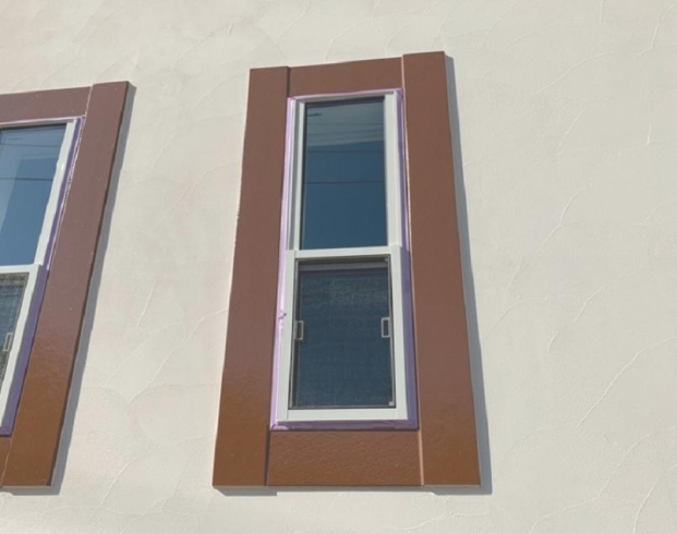 施工前「外壁塗装施工事例　　　[ 窓モール、木目調エイジング塗装 ] 」