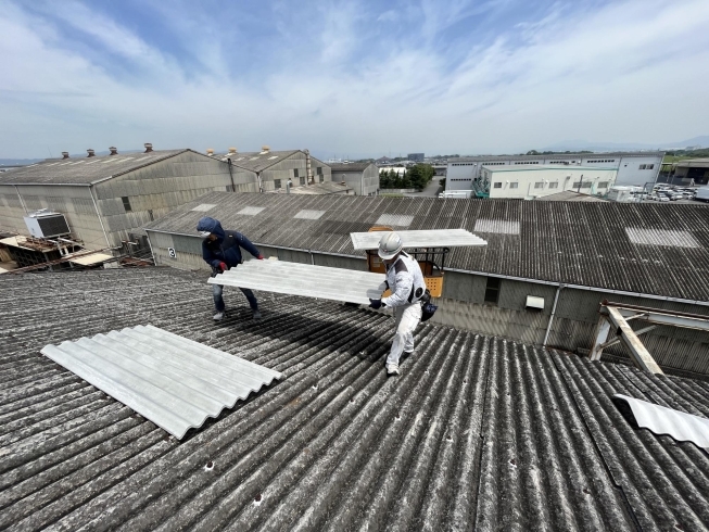 高所作業車でスレート屋根材を荷揚げしました。「八幡市の工場でスレート屋根の張り替え工事」