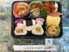 「本日の手作り弁当は秋晴れの空の下で味わいたい「秋のピクニック弁当」です！9時30分より販売いたします」