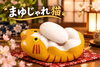 猫が遊んでいる繭は八王子で1軒しかない養蚕農家長田養蚕さんの本物繭使用。「おすすめ！八王子 張り子　八王子の張り子作家 犀角さんに八王子を張り子にしてもらっています。ここでしか購入できない八王子張り子。ぜひ、802SKYSHOPにお越し下さい。」