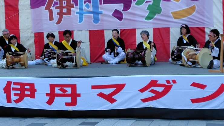 いたみマダンでいつものチャンゴ演奏、素敵です。「小春日和の中参加してきました。」