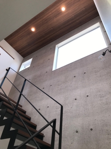 イナズマタイプの鉄骨階段がかっこいい仕上がりです。「スーパーウォール工法のデザイン住宅✧施工事例」