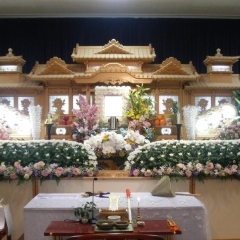 一般的な白木祭壇に生花飾りを加えた例