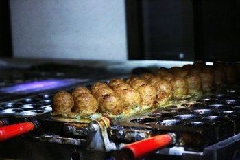 一つ一つ丁寧に焼いています。
出来立てアツアツを召し上がれ♪「たこ八 霧島店」