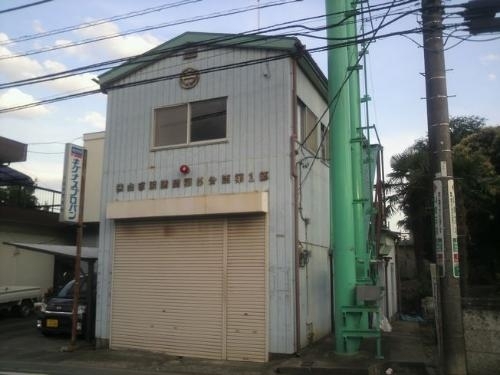 JAいるま野奥富支店わきの小屋です。車両はポンプ車が格納されています。<br>