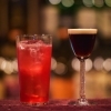 赤いジントニックとオリジナルカクテル（キルダルトン・クロス）「BAR BAGUS（バーバグース）」