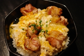 香ばしい鶏肉ととろける卵の親子丼　638円「炭火焼鳥と旬彩 雅」