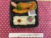 「本日の手作り弁当はエビフライやクリーム煮が嬉しい「洋風弁当」！9時30分より販売いたします」
