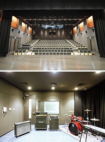 演劇やライブができる多目的ホール（上）と練習用スタジオ（下）「あかがねミュージアム」