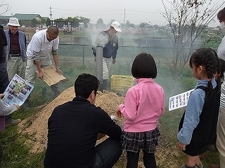 吉川市農政課の皆さんの粋な計らいで<br>焼き芋大会！焼けたかな～