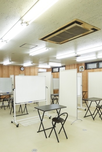 授業人数に合わせて変更できる教室レイアウト。自習スペース完備「KONOSU UCHIDA塾」
