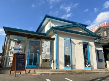 ブルーを基調とした外観と店内。明るい雰囲気の居心地よいお店♪「cervo」