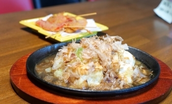 おすすめメニュー　豆腐ステーキ／紅しょうが串カツ「殿町食堂 仁」