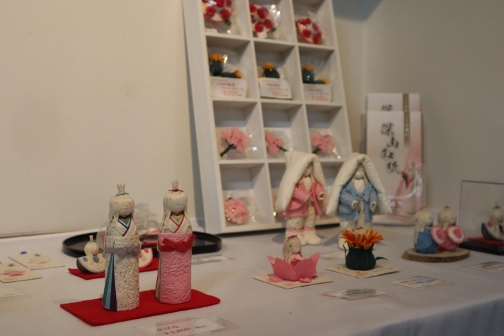 「『しらたか人形40周年記念展』荒砥駅内紅の里 SHOP ギャラリーで開催中です❗️」