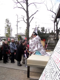 行事が終わったあと、宮司さんに御幣のお清めをいただくとその年の健康間違いなし、だそう。