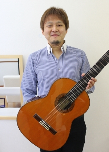 主宰の藤江先生は国内外の演奏経験豊富な先生です。「八王子新堀ギター音楽院」