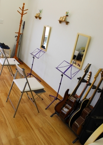 レッスン以外でも教室で自由に練習可能♪「八王子新堀ギター音楽院」