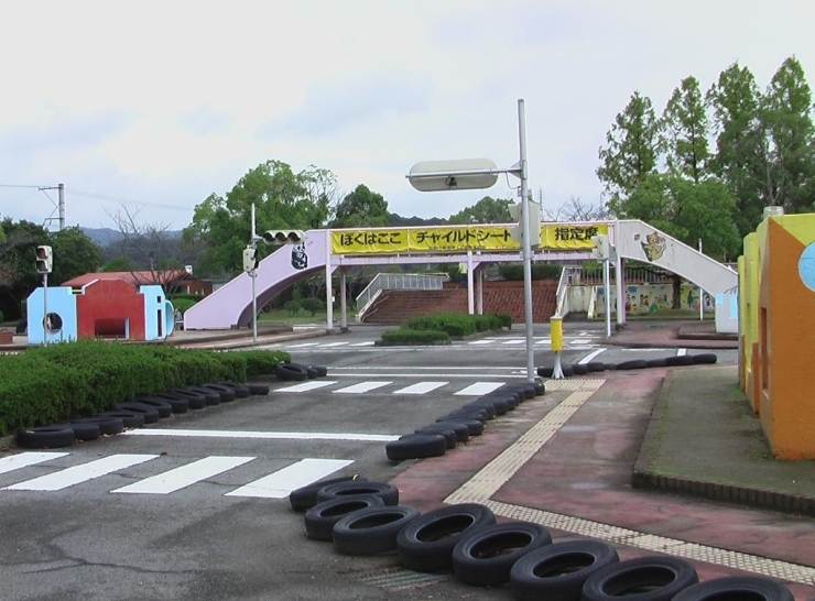 園内には信号機や横断歩道もあり、まちの中を走ってる気分♪<br>自転車や三輪車（貸出し無料・持ち込み不可）で楽しく走行できます。