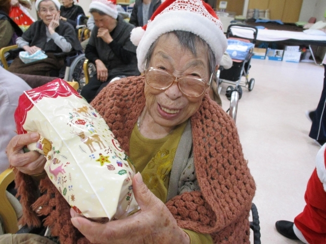 デイサービス きずな クリスマス サンタさん ケーキ プレゼント 誕生日 のんびりライフタウンかがやきのニュース まいぷれ 四国中央市