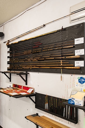 手作りのヘラブナ用の竿とウキを展示販売しています。「眼鏡工房ナカムラ（ガンキョウコウボウ ナカムラ）」