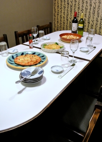 テーブル席は10名。洋風・中華風の料理などいろいろできます「寿司 魚正」