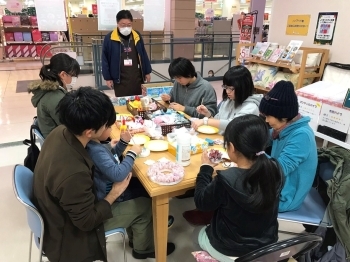 皆さん、集中しています…♪「やよいLiving イオン前沢店」