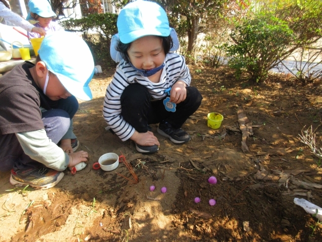 お花と木の枝でお顔ができたー！！「大きな木の下で…♬」