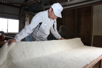 再生後の綿は、まるで雪の様・・・「菅田ふとん店」