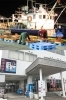 漁港の様子（上）と、お店の入り口（下）「地魚食道 瓢」